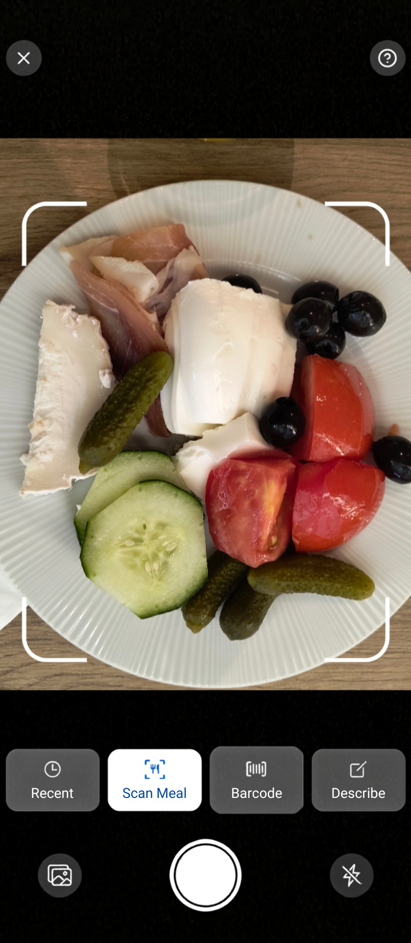 PeasyFit camera scanning a plate of cheese, vegetables and prosciutto